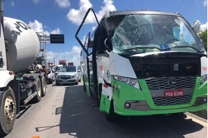 Ônibus com turistas argentinos se envolve em acidente na Paraíba