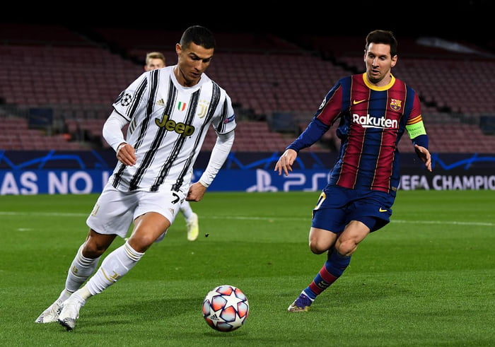 Cristiano Ronaldo e Lionel Messi em campo