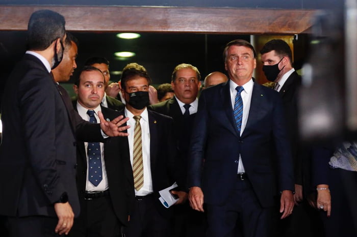 Presidente Bolsonaro e general Ramos vão ao Congresso Nacional acompanhar entrega simbólica da MP Eletrobrás no Salão Azul do Senado Federal