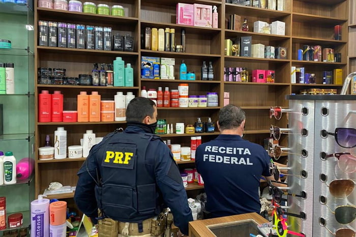policiais cumprem mandado de busca e apreensão em um dos locais investigados por contrabando de mercadorias do paraguai em goiás