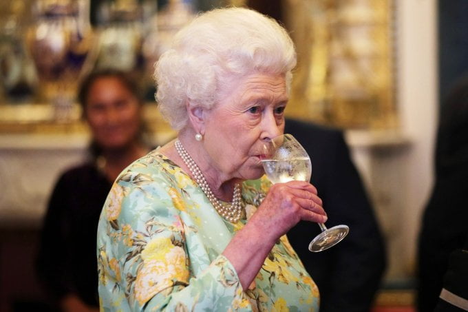 Rainha Elizabeth bebendo cerveja