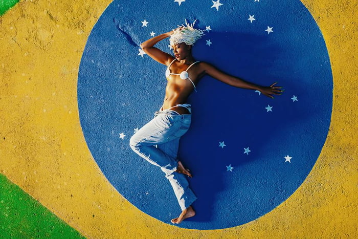 IZA deitada na bandeira do Brasil