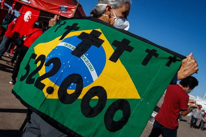 Manifestantes gritam “Fora, Bolsonaro” no Museu Nacional, em Brasília