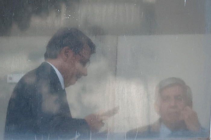 Presidente Bolsonaro e o ministro do GSI, Augusto Heleno, na janela do Ministério da Economia, após reunião 1