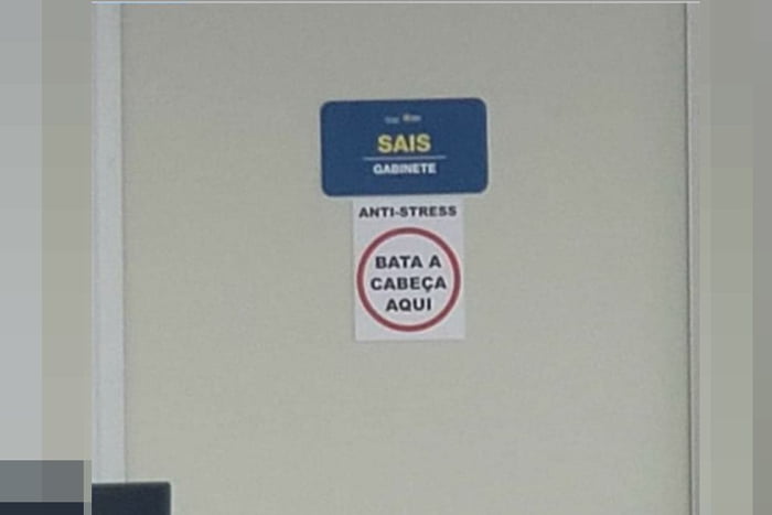 Cartaz em sala de Secretaria de Saúde do DF sugere que servidores aliviem o estresse Bata a cabeça aqui