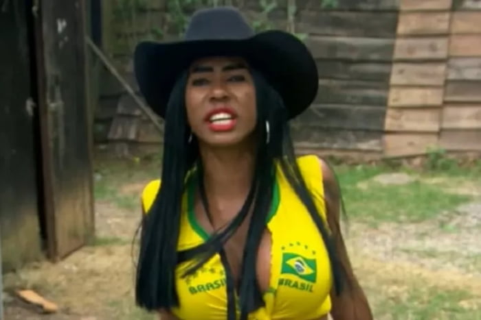 Ines Brasil com chapéu preto e camisa do Brasil - Metrópoles