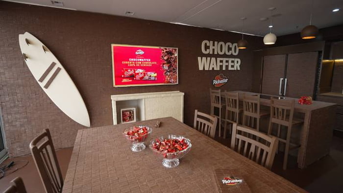Em campanha inusitada, Lew’Lara\TBWA cria uma cobertura comestível de waffle de chocolate
