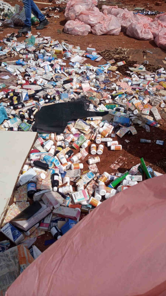 Moradores flagram centenas de medicamentos em lixão no Riacho Fundo (4)