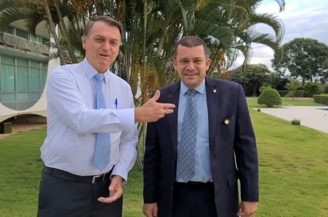 Bolsonaro e seu assessor Max Guilherme - Metrópoles
