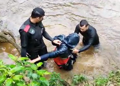 Turistas são resgatados após cinco dias ilhados em cachoeira de SP