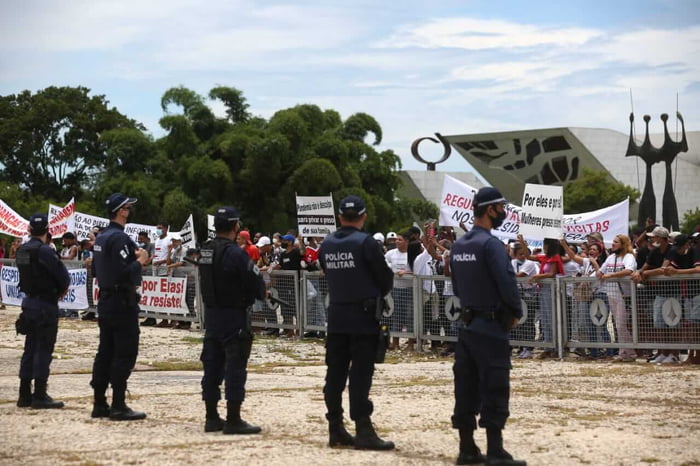 Agentes da Polícia Militar protegem o Palácio do Planalto durante manifestação