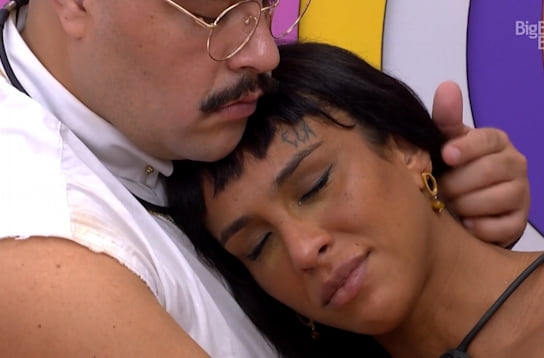 Lina e Abravananel abraçados enquanto lina chora