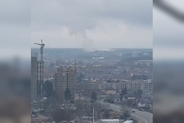 Vídeo mostra imagens de aeroporto de Zhytomyr, Ucrânia, após ser bombardeado por mísseis de Belarus. A paisagem é cinza e se vê muita fumaça - Metrópoles