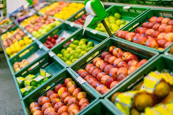Fotografia colorida de cestas de frutas no supermercado