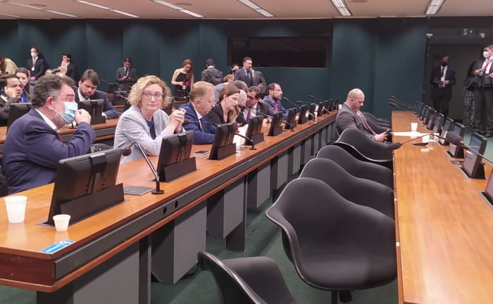 O deputado Daniel Silveira aparece sozinho na primeira fileira da sala onde ocorrem as sessões da CCJ na Câmara dos Deputados