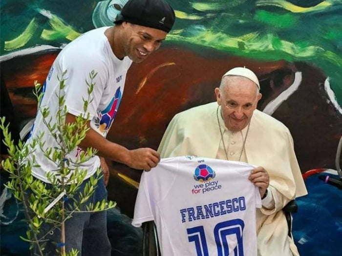 Foto colorida do Ronaldinho com o papa