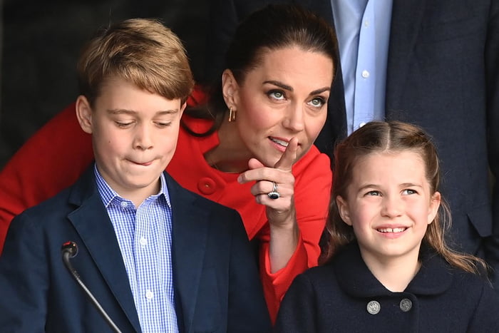 Foto colorida. Príncipe George e princesa Charlotte com Kate Middleton