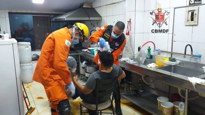 Bombeiros atendem funcionário de restaurante ferido após explosão - Metrópoles