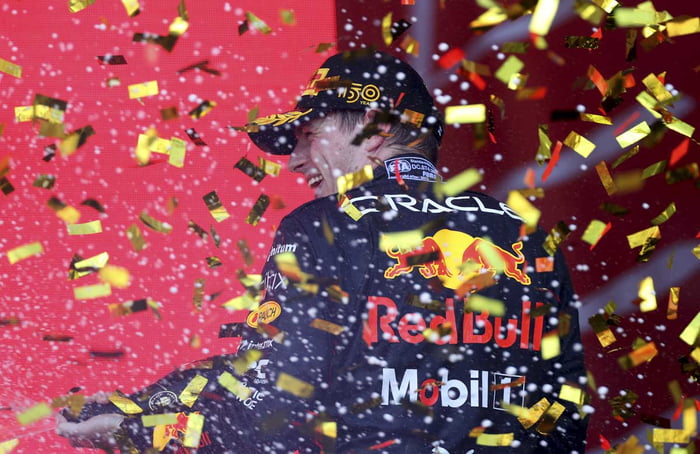 vencedor da corrida Max Verstappen da Holanda e a Oracle Red Bull Racing comemoram no pódio durante o Grande Prêmio de F1 do Azerbaijão