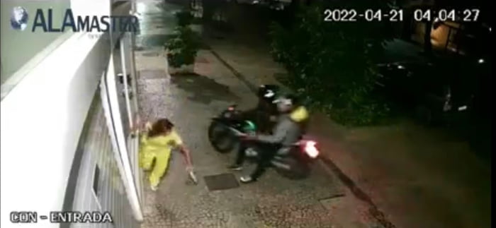 Vídeo mostra mulher sendo puxada pelos cabelos durante assalto no Rio 1