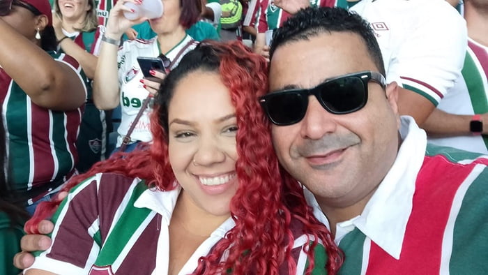 Homem finge ser preso e pede namorada em casamento no Rio