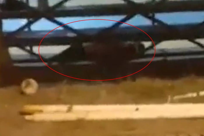 Homem filma corpo de vítima de atirador em ginásio de Santa Maria - Metrópoles