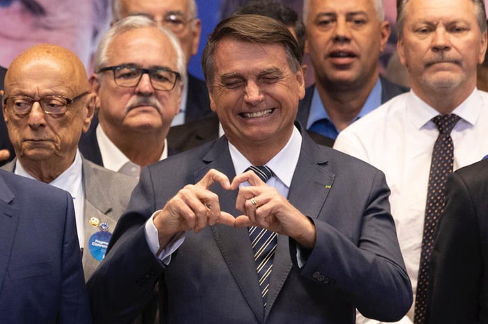 Bolsonaro faz sinal de coração com as mãos Convenção Nacional do Progressistas oficializa apoio à reeleição do presidente Jair Bolsonaro (PL)