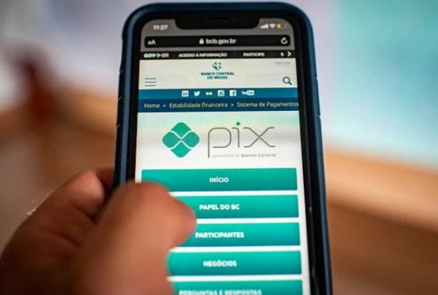 Celular com aplicativo do Pix aberto - Metrópoles