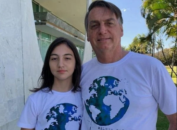 Bolsonaro e a filha Laura- mETRÓPLES