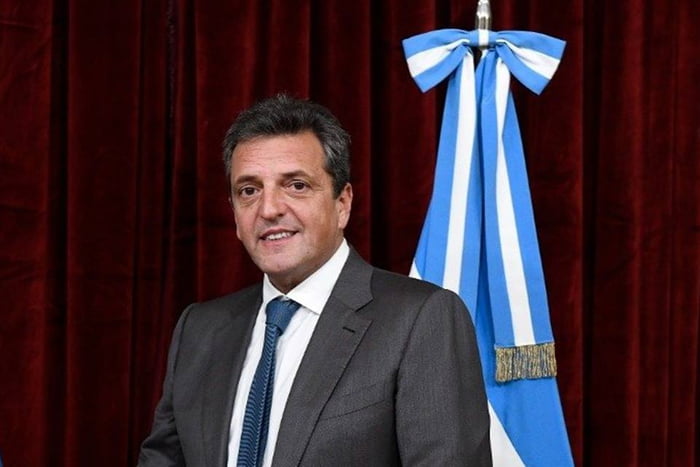impeachment Ministro argentino Sergio Massa em frente à bandeira do país - Metrópoles