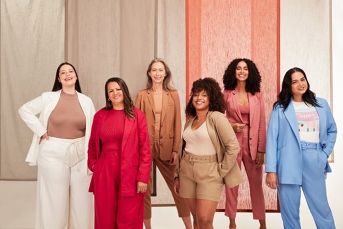 Na imagem com cor, mulheres posam para a campanha do Instituto Lojas Renner