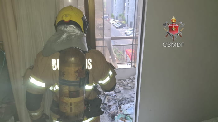 Bombeiro entra em apartamento para salvar família de incêndio