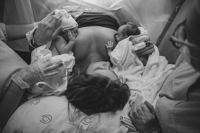 Isabella Scherer amamenta gêmeos após cesárea