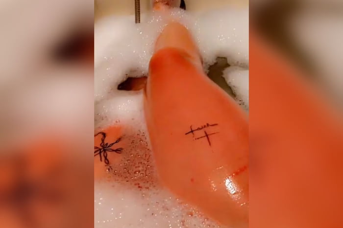 pernas de adolescente alérgica a água vermelha enquanto toma banho