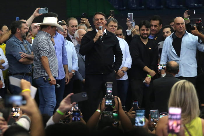 Jair Bolsonaro sorrindo durante discursa em São Paulo para apoiadores