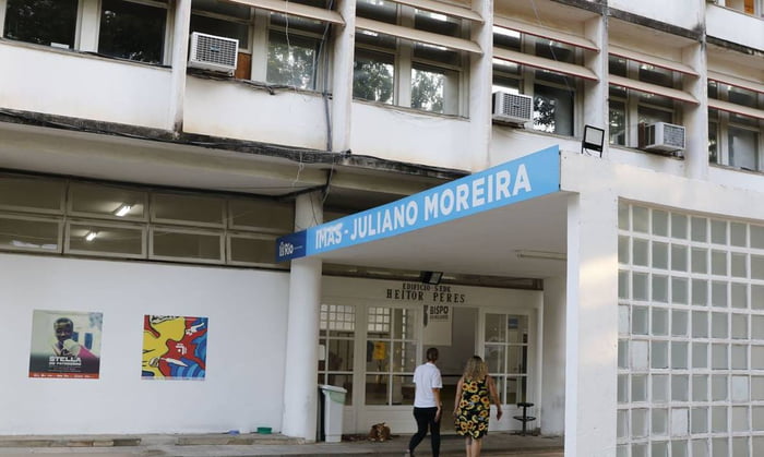 Entrada do Instituto Municipal de Assistência à Saúde Juliano Moreira, com pessoas passando na frente. Ele foi fechado pela prefeitura do Rio de Janeiro - Metrópoles