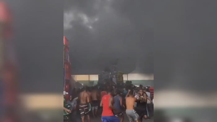 Pessoas saqueam produtos enquanto corre um incêndio na Ceasa
