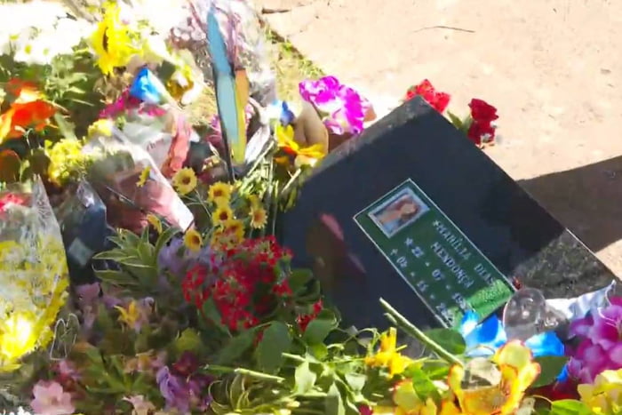 Na imagem, flores e homenagens deixadas por fãs - Metrópoles