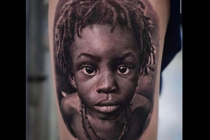 Tatuagem reproduz foto de criança negra sem autorização da família | Metrópoles