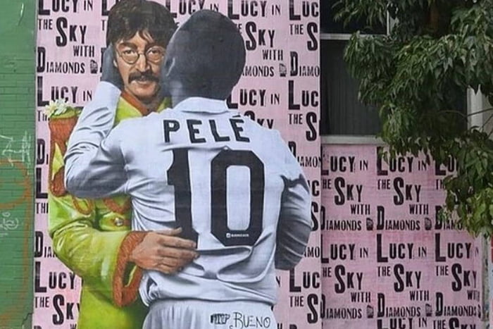 Desenho de Pelé de costas beijando rosto de desenho de John Lennon - metrópoles