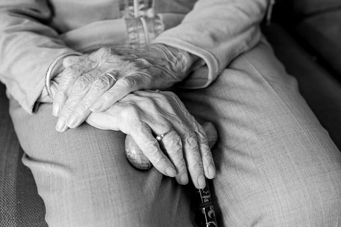 Foto em preto e branco de uma pessoa idosa