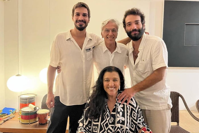 Regina Casé com Humberto Carrão, Thales Junqueira e Caetano Veloso - metrópoles