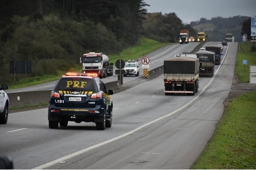 imagem colorida de carro da PRF dirigindo em rodovia brasileira durante operação - Metrópoles