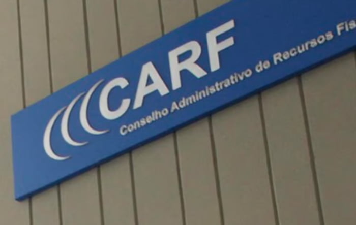 Fachada de prédio com placa do CARF, o Conselhos Administrativo Recursos Fiscais - Metrópoles