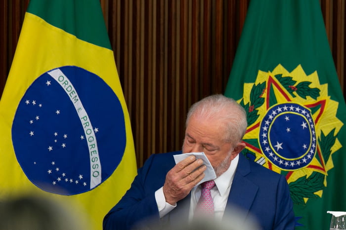 Presidente Lula seca o rosto com lenço durante primeira reunião ministerial do governo Lula - Metrópoles