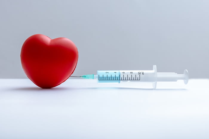 Imagem colorida de vacina no coração - Metrópoles