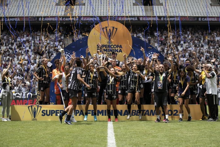 Corinthians comemora conquista na Supercopa - Metrópoles