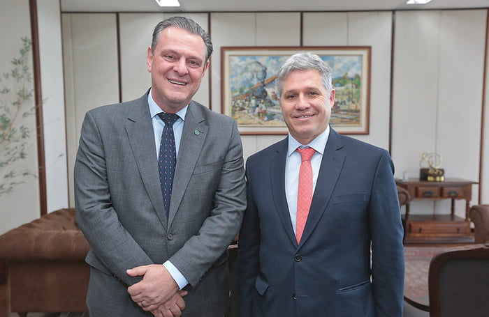 O ministro da Agricultura, Carlos Fávaro, posa para foto com o ministro do Desenvolvimento Agrário, Paulo Teixeira