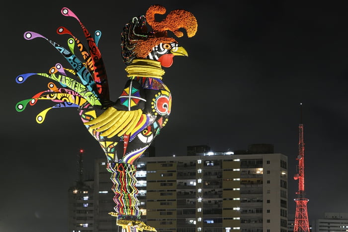 Imagem colorida mostra o Galo da Madrugada, tradicional bloco que inicia o Carnaval de Recife - Metrópoles
