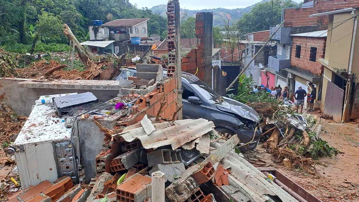 Casas desmoronaram após chuvas no litoral de São Paulo